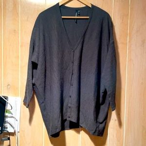 Oversized buttoned gray sweater
